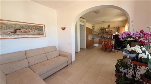 Villa a Pochi Passi, Completa di Tutti i Servizi. Buono Stato.